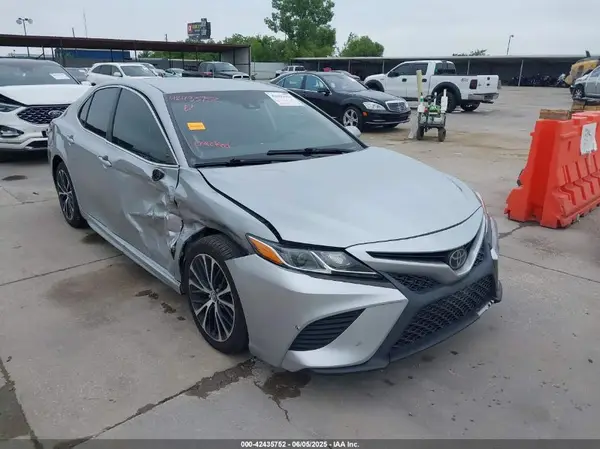 4T1B11HK9JU663185 2018 TOYOTA CAMRY - Image 1