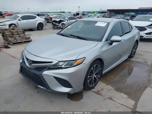 4T1B11HK9JU663185 2018 TOYOTA CAMRY - Image 2