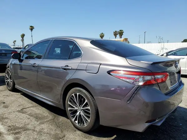 4T1B11HK9JU664319 2018 TOYOTA CAMRY - Image 2