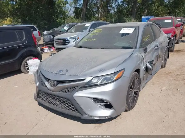 4T1B11HK9JU666572 2018 TOYOTA CAMRY - Image 2