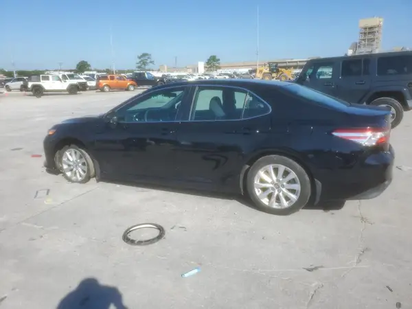 4T1B11HK9JU672033 2018 TOYOTA CAMRY - Image 2