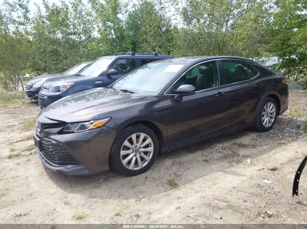 4T1B11HK9JU673070 2018 TOYOTA CAMRY - Image 2