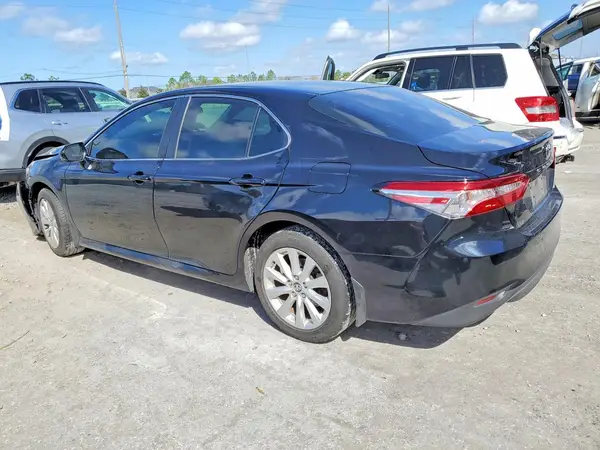 4T1B11HK9JU673828 2018 TOYOTA CAMRY - Image 2