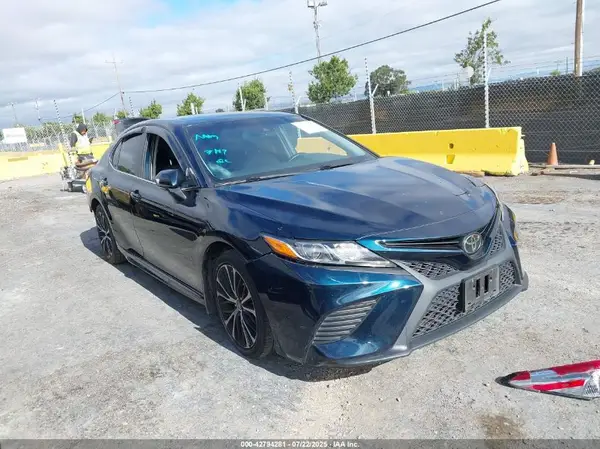 4T1B11HK9JU675160 2018 TOYOTA CAMRY - Image 1