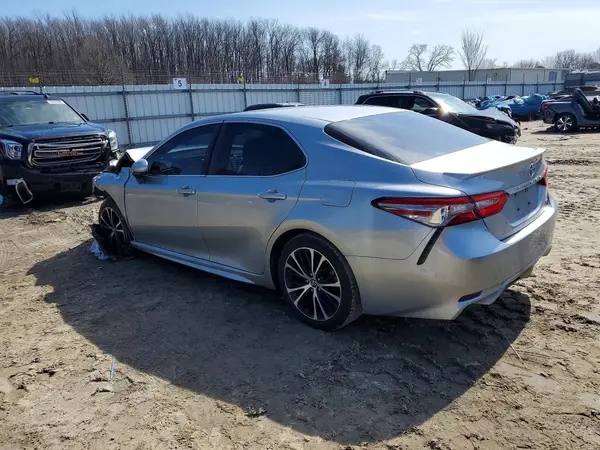 4T1B11HK9JU675918 2018 TOYOTA CAMRY - Image 2