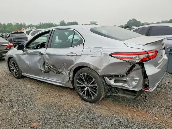 4T1B11HK9JU677510 2018 TOYOTA CAMRY - Image 2