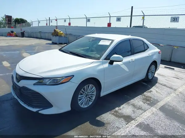 4T1B11HK9KU820196 2019 TOYOTA CAMRY - Image 2