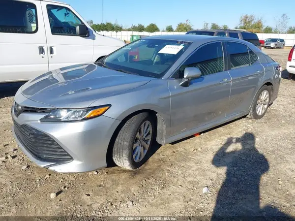 4T1B11HK9KU852100 2019 TOYOTA CAMRY - Image 2