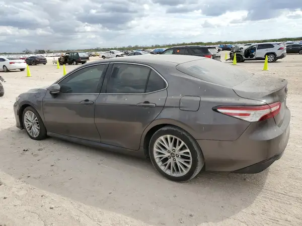 4T1B11HKXJU007948 2018 TOYOTA CAMRY - Image 2