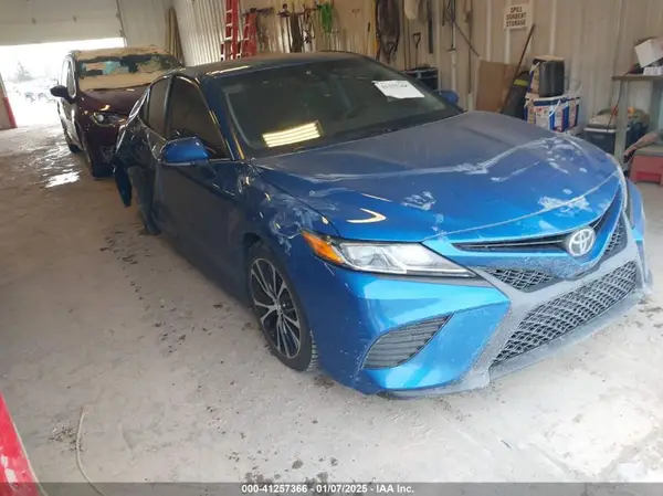 4T1B11HKXJU008971 2018 TOYOTA CAMRY - Image 1