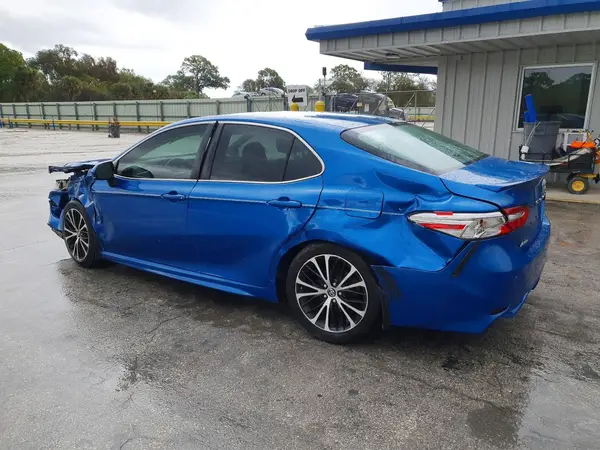 4T1B11HKXJU010641 2018 TOYOTA CAMRY - Image 2
