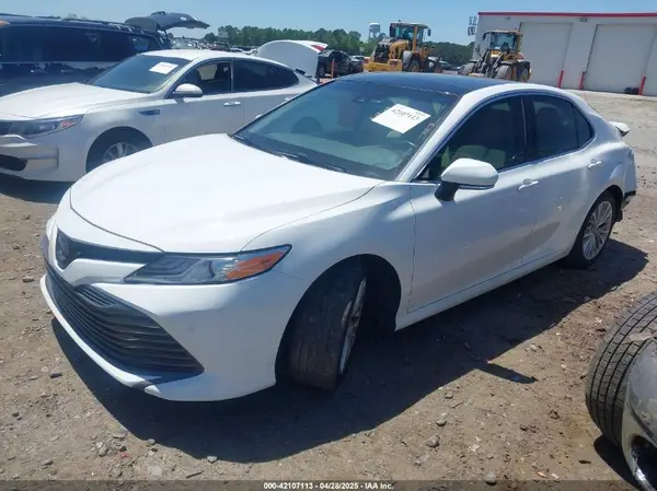 4T1B11HKXJU016486 2018 TOYOTA CAMRY - Image 2