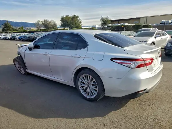 4T1B11HKXJU017783 2018 TOYOTA CAMRY - Image 2