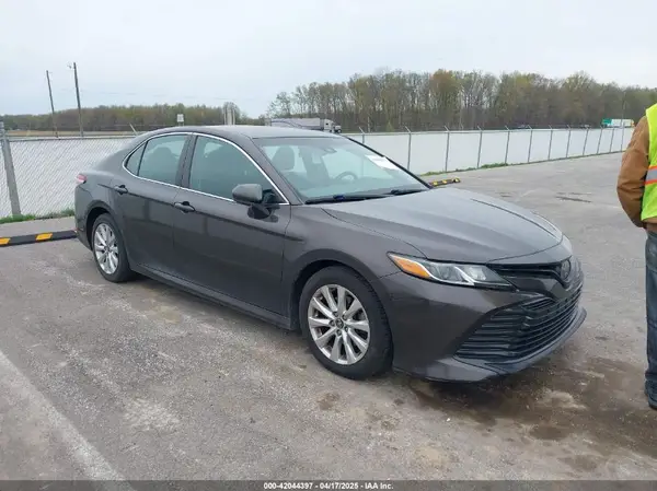 4T1B11HKXJU020280 2018 TOYOTA CAMRY - Image 1