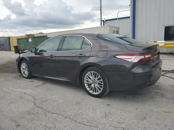 4T1B11HKXJU028847 2018 TOYOTA CAMRY - Image 2