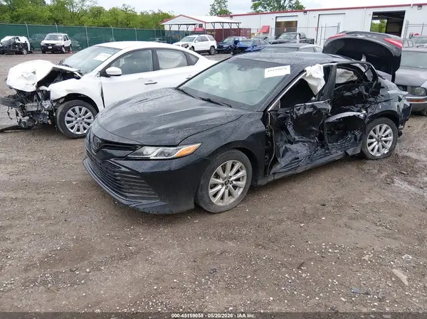 4T1B11HKXJU030873 2018 TOYOTA CAMRY - Image 2