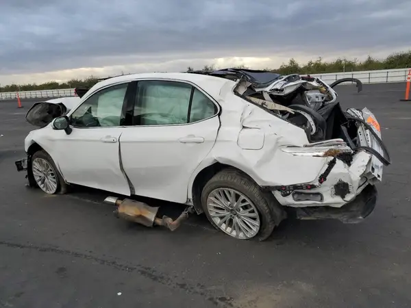 4T1B11HKXJU031246 2018 TOYOTA CAMRY - Image 2