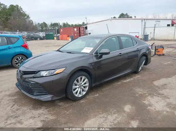 4T1B11HKXJU039525 2018 TOYOTA CAMRY - Image 2