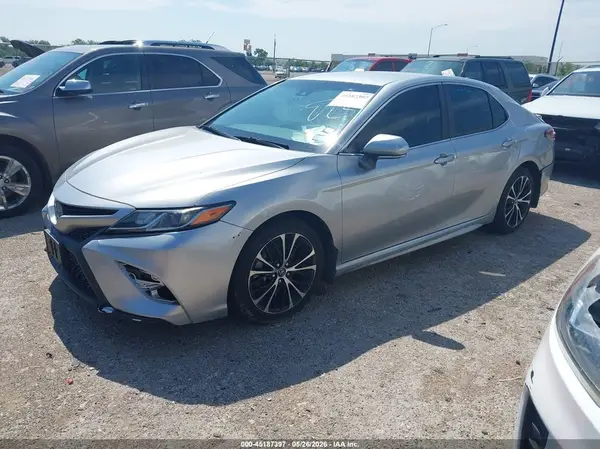 4T1B11HKXJU039556 2018 TOYOTA CAMRY - Image 2