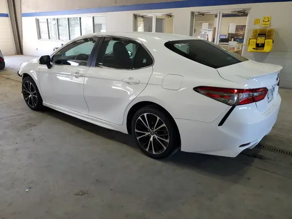 4T1B11HKXJU044997 2018 TOYOTA CAMRY - Image 2