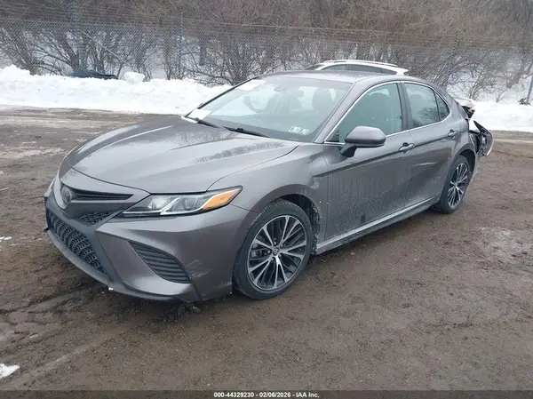 4T1B11HKXJU047723 2018 TOYOTA CAMRY - Image 2