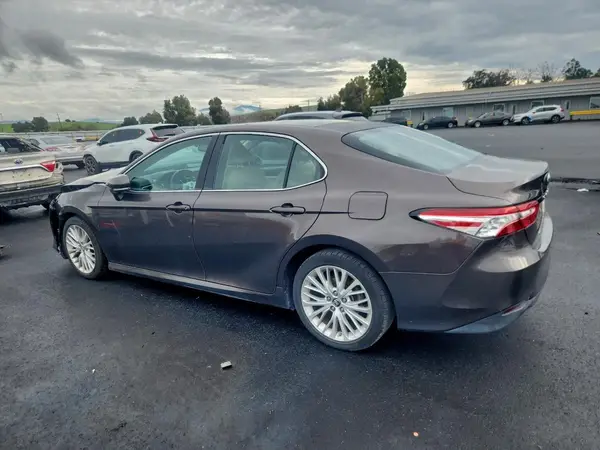 4T1B11HKXJU053666 2018 TOYOTA CAMRY - Image 2