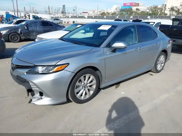 4T1B11HKXJU057457 2018 TOYOTA CAMRY - Image 2