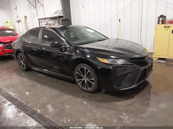 4T1B11HKXJU061427 2018 TOYOTA CAMRY - Image 1