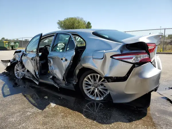 4T1B11HKXJU061749 2018 TOYOTA CAMRY - Image 2