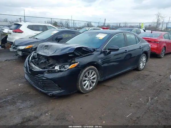 4T1B11HKXJU070046 2018 TOYOTA CAMRY - Image 2
