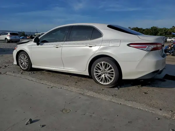 4T1B11HKXJU070970 2018 TOYOTA CAMRY - Image 2