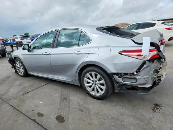 4T1B11HKXJU073058 2018 TOYOTA CAMRY - Image 2