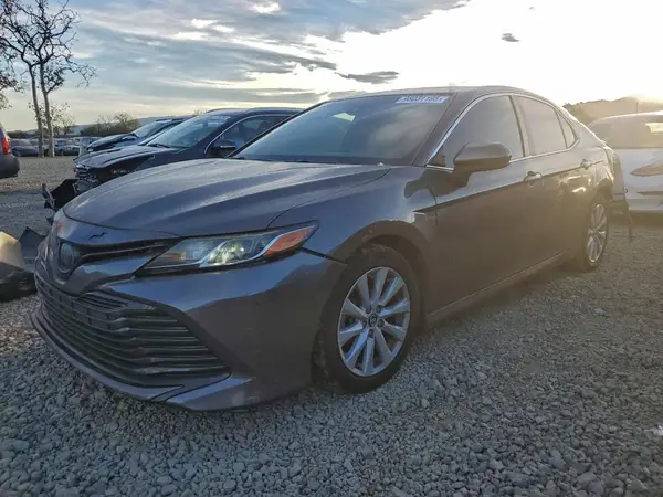 4T1B11HKXJU075019 2018 TOYOTA CAMRY - Image 1