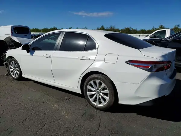 4T1B11HKXJU083783 2018 TOYOTA CAMRY - Image 2