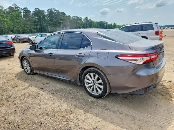 4T1B11HKXJU097568 2018 TOYOTA CAMRY - Image 2