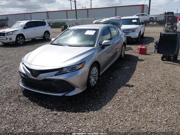 4T1B11HKXJU098493 2018 TOYOTA CAMRY - Image 2