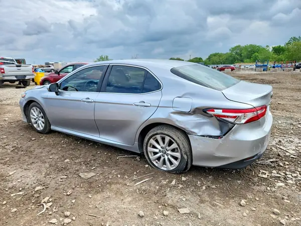 4T1B11HKXJU102915 2018 TOYOTA CAMRY - Image 2