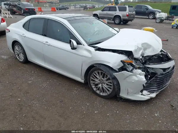 4T1B11HKXJU107256 2018 TOYOTA CAMRY - Image 1