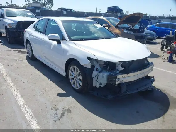 4T1B11HKXJU110027 2018 TOYOTA CAMRY - Image 1