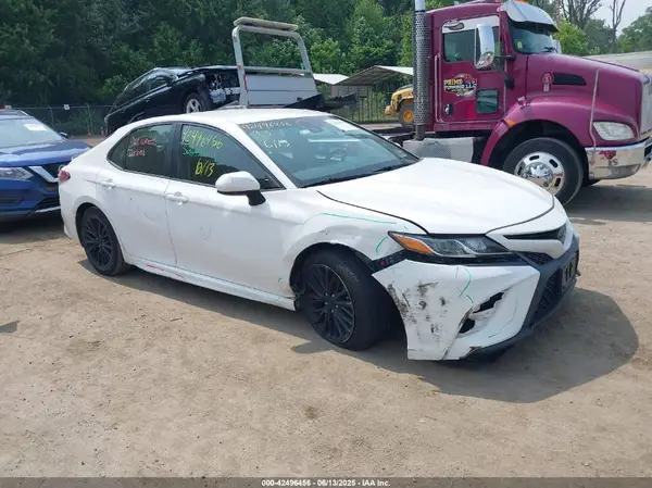 4T1B11HKXJU111002 2018 TOYOTA CAMRY - Image 1