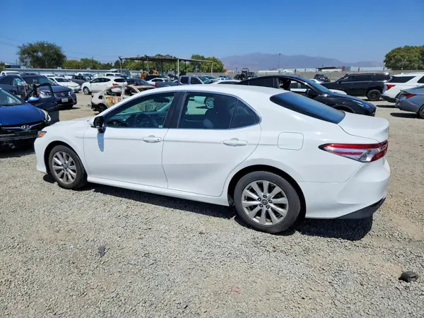 4T1B11HKXJU112022 2018 TOYOTA CAMRY - Image 2