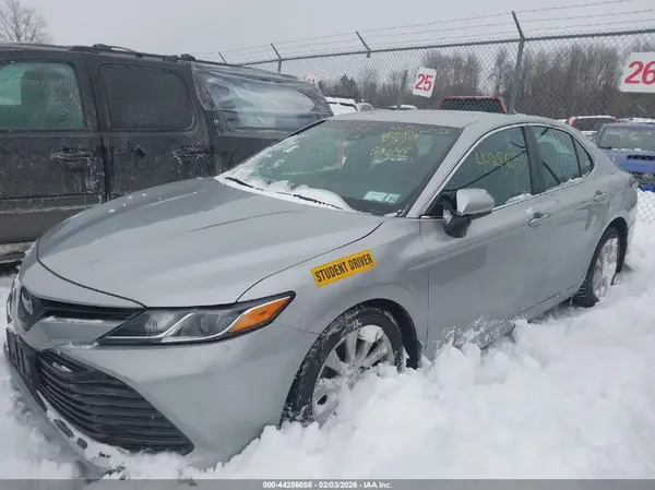 4T1B11HKXJU118662 2018 TOYOTA CAMRY - Image 2