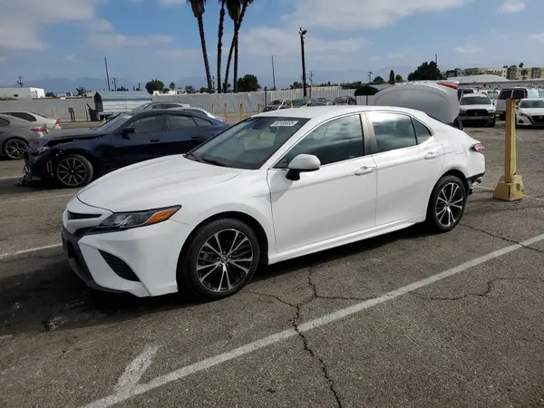 4T1B11HKXJU118726 2018 TOYOTA CAMRY - Image 1