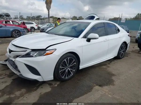 4T1B11HKXJU123120 2018 TOYOTA CAMRY - Image 2