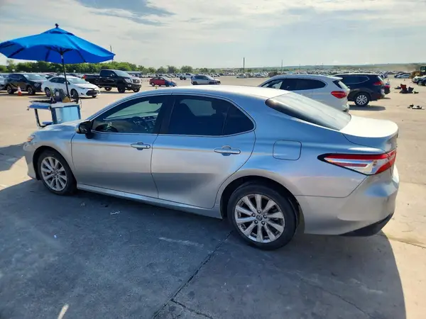 4T1B11HKXJU131668 2018 TOYOTA CAMRY - Image 2