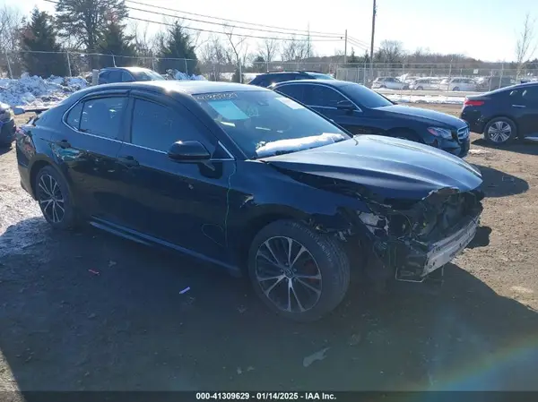 4T1B11HKXJU132111 2018 TOYOTA CAMRY - Image 1