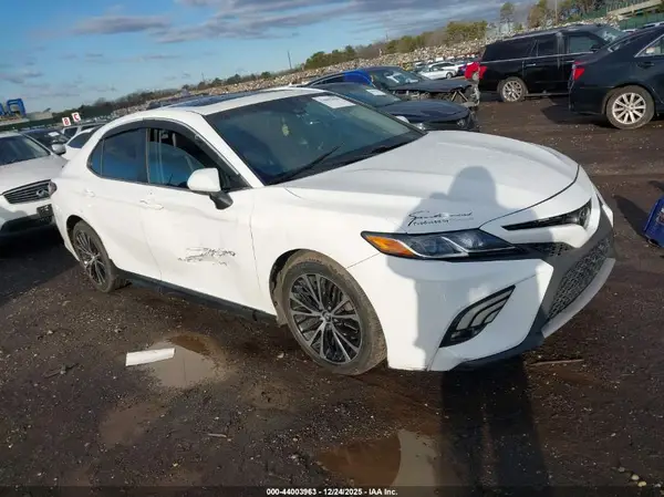 4T1B11HKXJU143299 2018 TOYOTA CAMRY - Image 1