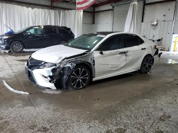 4T1B11HKXJU151838 2018 TOYOTA CAMRY - Image 1