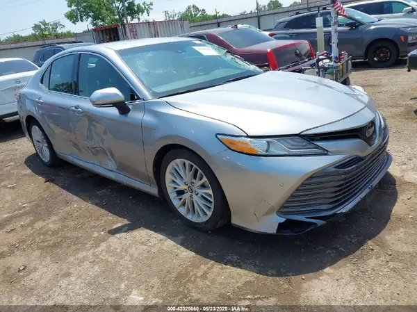 4T1B11HKXJU157669 2018 TOYOTA CAMRY - Image 1