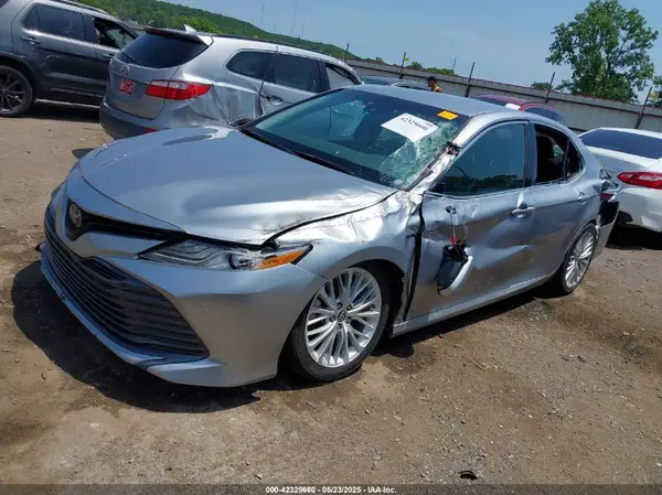 4T1B11HKXJU157669 2018 TOYOTA CAMRY - Image 2